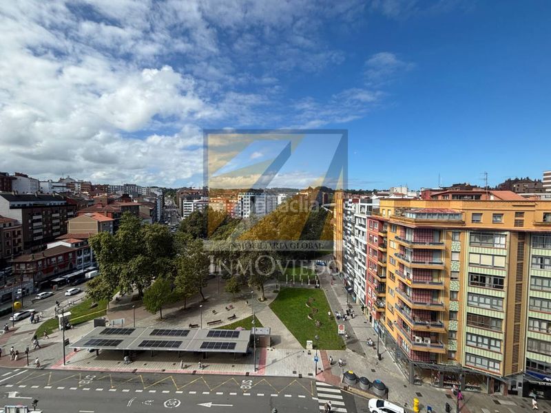 Foto f0a8df8d-11e9-4f5a-86fa-2cfea7b5e04a. Pis amb calefacció aparcament a Centro Avilés