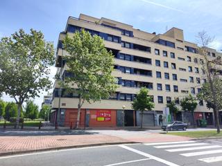 Lloguer Local Comercial  Logroño - avenida de la sierra. Local en esquina con 40 metros de fachada, junto al campo de fut