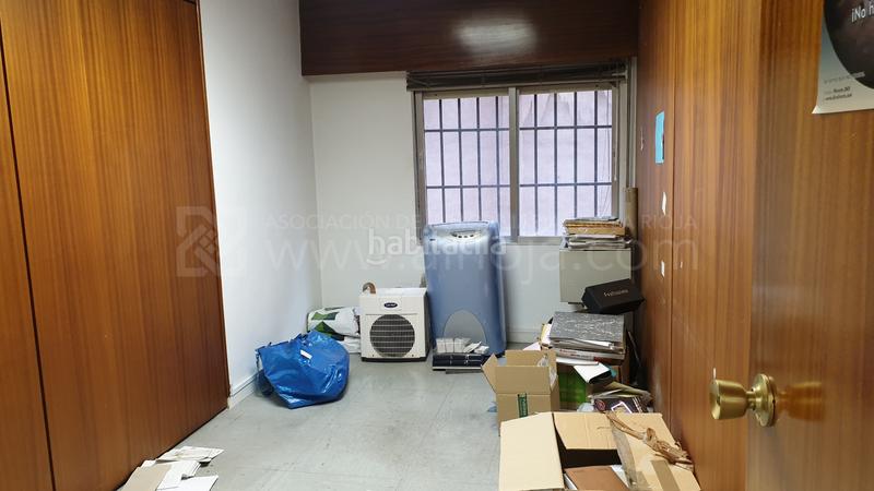 Foto 09957aff-72b7-4e62-a897-36b3376e5a1d. Oficina  exterior céntrica próxima a la gran vía en entreplanta. en Logroño