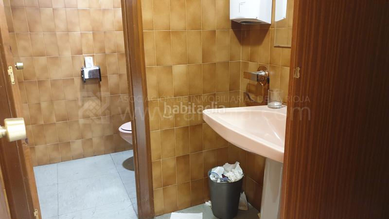 Foto 162332f4-3800-48a1-91a1-a66c9c3e9602. Oficina  exterior céntrica próxima a la gran vía en entreplanta. en Logroño