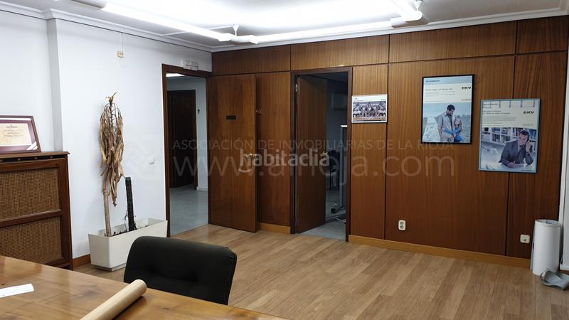 Foto 23bcabb7-5b0e-4122-b5e6-c1bc6c10b228. Oficina  exterior céntrica próxima a la gran vía en entreplanta. en Logroño