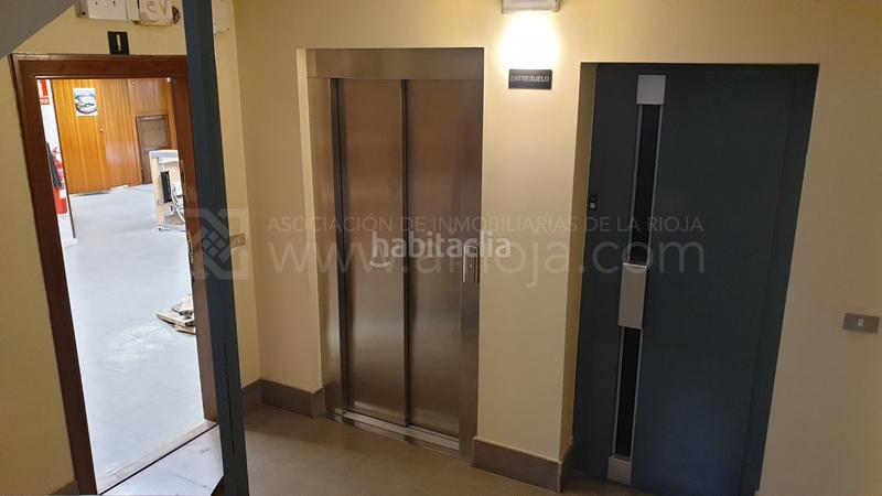 Foto 3bd9e437-dbea-4a20-8ff0-72542c66cee2. Oficina  exterior céntrica próxima a la gran vía en entreplanta. en Logroño