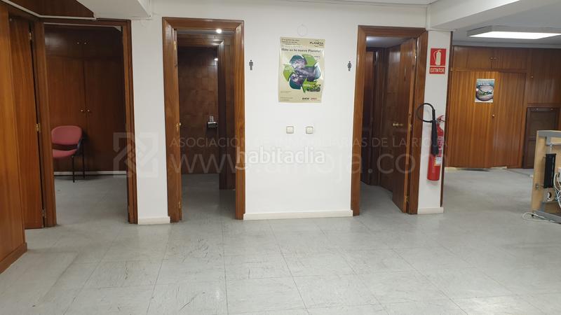 Foto 76cc2b4e-e242-4bc3-84a3-9b9f7aff3df5. Oficina  exterior céntrica próxima a la gran vía en entreplanta. en Logroño