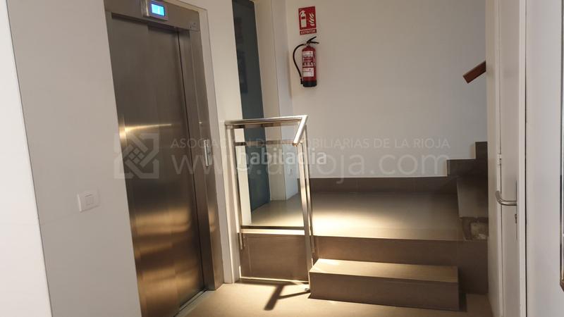 Foto 91968924-e8b8-4b8e-87d6-1b4422f5e878. Oficina  exterior céntrica próxima a la gran vía en entreplanta. en Logroño