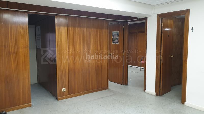 Foto 98f143e9-8ece-4536-b67f-9aeb48ab3cde. Oficina  exterior céntrica próxima a la gran vía en entreplanta. en Logroño