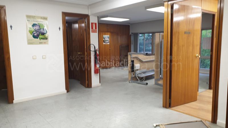 Foto bf11a69c-d2ba-4d36-8896-03afb3b32736. Oficina  exterior céntrica próxima a la gran vía en entreplanta. en Logroño