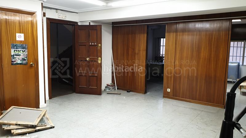 Foto d91e1aec-1cd7-42c8-a530-3c13961e53fd. Oficina  exterior céntrica próxima a la gran vía en entreplanta. en Logroño