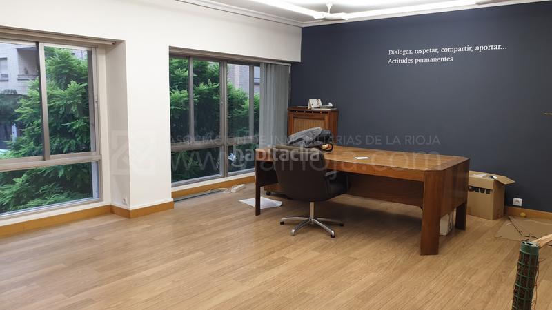 Foto f8bcff64-0c5f-44c8-8c45-26fbd3bb15fd. Oficina  exterior céntrica próxima a la gran vía en entreplanta. en Logroño