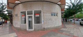 Location Local commercial  Logroño - huesca. Local en c huesca de logroño en esquina. 63 m. amplia fachada.
