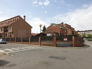 Terrain résidentiel  Avenida juan carlos i. Parcela en esquina urbana en zona residencial en lardero