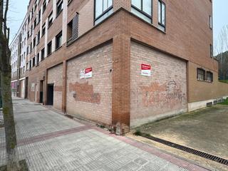 Local commercial  Logroño - portillejo. Local de obra con salida de humos. frente a colegio paula montal