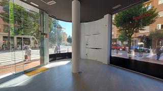 Location Local commercial  Logroño - pérez galdós esquina san anton. Local en esquina de amplia fachada a dos calles, en pleno centro