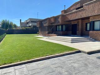 Casa a Lardero. Excelente chalet, vivienda sostenible, para entrar a vivir,  en