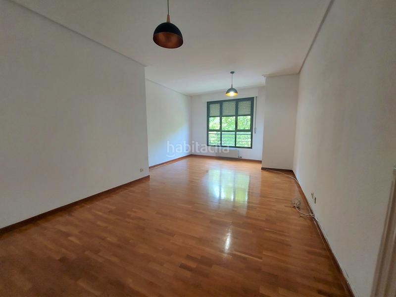 Foto a6b758a3-30cf-4adf-aefb-0c7afe89b7ba. Alquiler piso vivienda de 3 dormitorios ,sin amueblar, en club deportivo con garaje y zona comunitaria con piscina . en Logroño