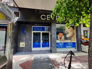 Location Local commercial  Logroño - calle general vara de rey. Local céntrico en venta y alquiler junto a parada de autobus.