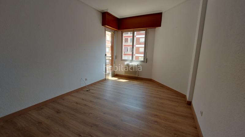 Foto dfbe7726-15bd-43a2-9d1f-b0310d085296. Piso vivienda en pérez galdós con 4 dormitorios, 2 baños, garaje y trastero. en Logroño