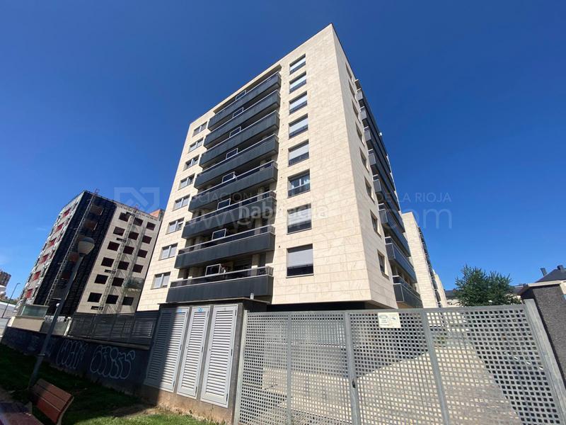 Foto 5f3b4fb0-f776-4a4e-88bf-58acd2b4f1c2. Pis amb calefacció aparcament piscina a Cascajos - Piqueras Logroño