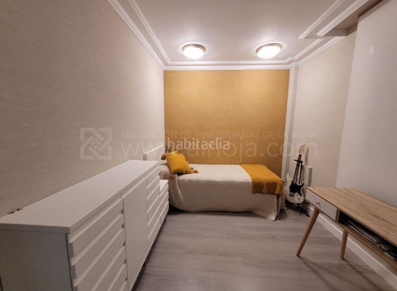 Foto 08a31cc7-0959-4c85-96b5-591ce8d6ef5e. Maison jumelée avec chauffage parking piscine dans Avenida Madrid Logroño