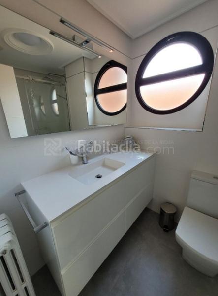 Foto 4cad0308-2727-4775-bb86-df18afabf9e6. Maison jumelée avec chauffage parking piscine dans Avenida Madrid Logroño