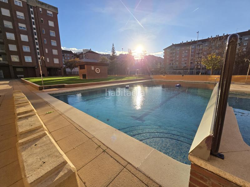 Foto 85fa1894-c6e4-4acf-bb72-514868e3ffda. Alquiler piso estupendo piso en cascajos. amueblado y con piscina en zona comunitaria. en Logroño