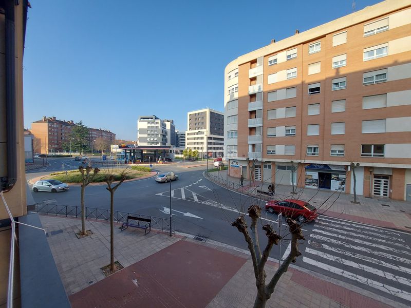 Foto 1b64ef1b-4a04-494d-9d29-4b24e3bb51d9. Pis amb calefacció aparcament a Cascajos - Piqueras Logroño