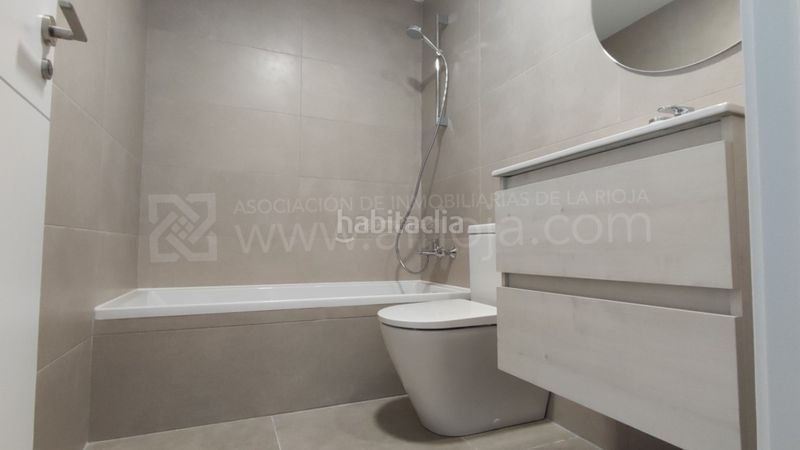 Foto 50ab60fa-6ace-47b0-9a19-938b54e0bd60. Pis amb calefacció aparcament piscina a San Adrián Logroño