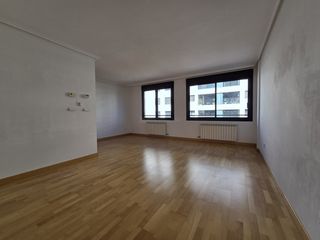 Pis  Logroño - emilia pardo bazán. Zona campillo. residencial con amplia zona común, piscina, juego