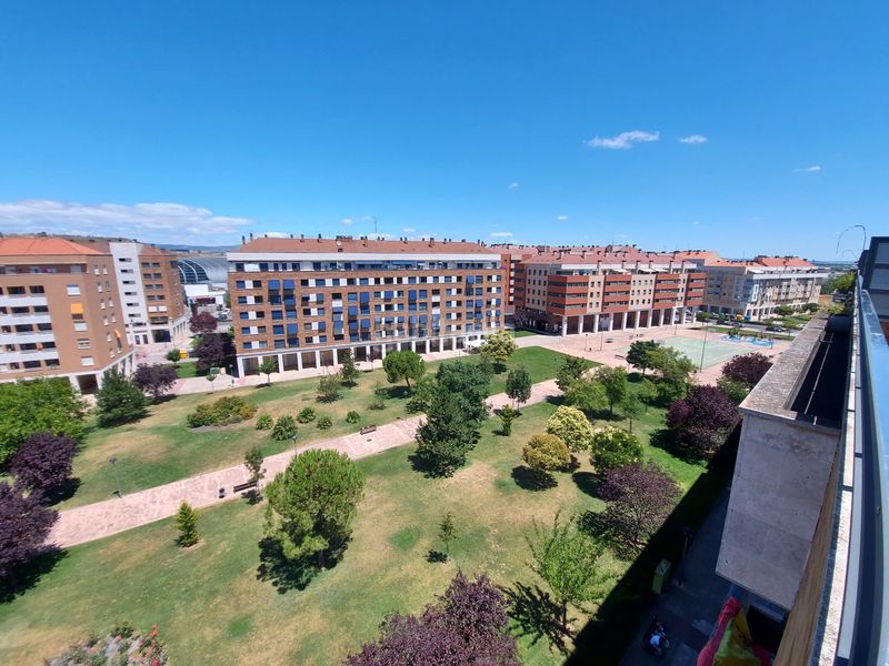 Foto e75d7812-c78f-4474-ae97-24b827f899c0. Àtic amb calefacció aparcament a Los Lirios Logroño