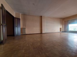 Pis  Logroño - general vara de rey. Amplia vivienda de 4 dormitorios , 2 baños , 1 aseo , un gran sa
