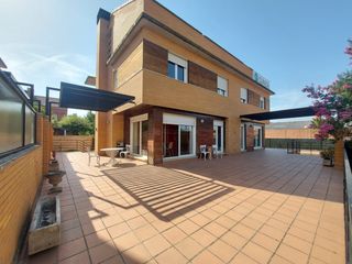 Casa  Lardero - castilla. En la zona  topacio   avenida de madrid   de lardero se encuentr