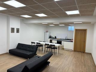 Local commercial à Calle descalzos 2. Local comercial junto al ascensor de descalzos