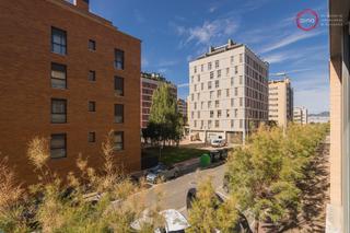 Appartement à Calle leonor de aquitania 26. Vivienda impecable en el corazón de nuevo artica  ideal para fam