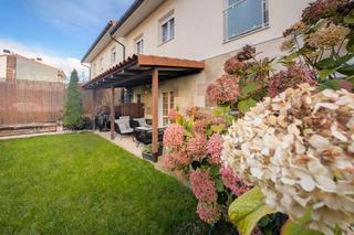 Casa adossada  Calle txopodi. Un hogar para vivir con calma, luz y espacio en paternin