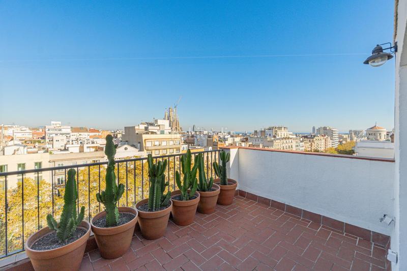 Foto bc61e7f6-45fa-4f11-b2d5-491308d3e066. Ático  con vistas a la sagrada família en pleno paseo sant joan en Barcelona