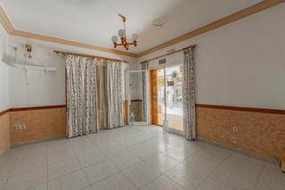 Casa a Cala Millor. Vivienda con local y zona habitable a reformar en cala millor