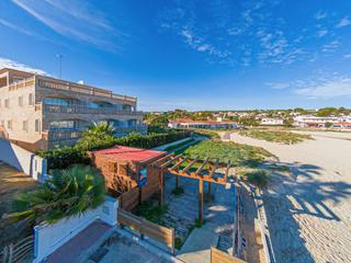 Edifici a Biniancolla-Punta Prima. Hostal en primera línea de playa con licencia turística en punta