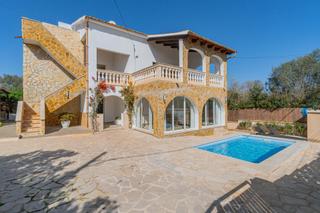 Xalet a Cala Santanyí. Chalet con dos apartamentos en cala santanyi con jardín y piscin