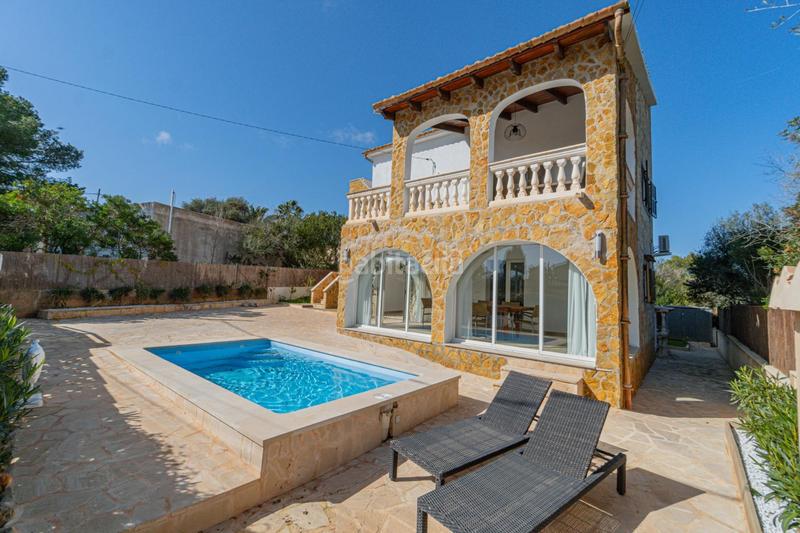 Foto e50e4964-a030-4291-87b0-815664c3a568. Chalet  con dos apartamentos en cala santanyi con jardín y piscina en Santanyí