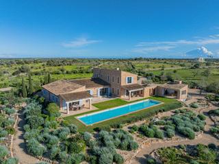 Country house in Ses Salines Poble. Finca mediterránea con carácter y vistas abiertas cerca de ses s