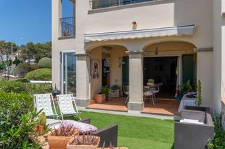 Planta baja en Santa Ponça. Planta baja con jardín privado y acceso al mar en exclusiva zona