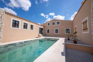 Masía en Santa María del Camí. Arquitectura contemporánea en enclave rural con vistas a la serr