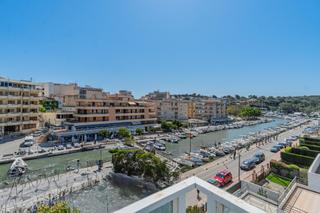 Édifice à Porto Cristo. Edificio con vistas al puerto de porto cristo