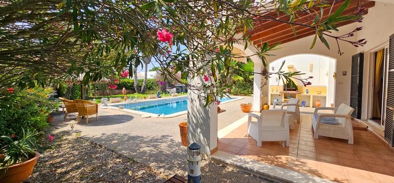 Foto e91f8f2d-7b86-46ba-8d3c-143bfa6e293c. Casa villa 4 hab con piscina sobre una parcela amplia de 1027m en Sant Lluís