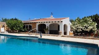 Casa a S´Algar-Alcalfar. Chalet estilo tradicional con piscina y jardín, muy cerca de las