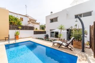 Chalet in Gènova. Excepcional chalet con piscina y vistas al mar y a la montaña