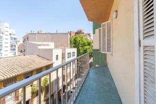 Apartment in Pere Garau. Piso para reformar con ascensor en pere garau