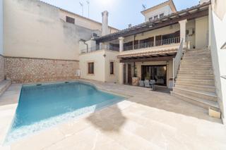 Chalet in Porreres. Chalet adosado de 304m2 con piscina en porreres