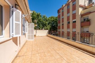 Casa a Pere Garau. Casa de tres plantas con terraza y garaje privado