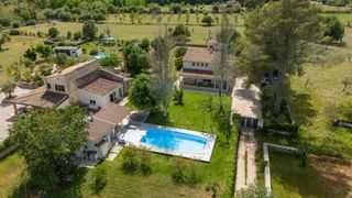 Mas à Navès. Finca en moscari con vistas a la tramuntana y piscina