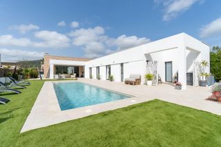 Chalet in Sa Pobla. Villa moderna con piscina privada en crestatx